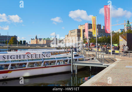 Tourisme bateaux amarrés sur les quais, Norrmalm, Stockholm, Suède, Scandinavie Banque D'Images