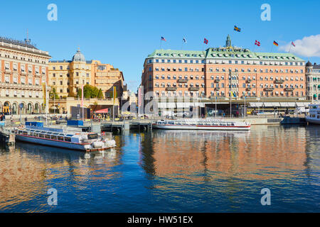 Grand Hôtel 5 étoiles, ouvert en 1874 et des visites des bateaux amarrés sur les quais, Norrmalm, Stockholm, Suède, Scandinavie Banque D'Images