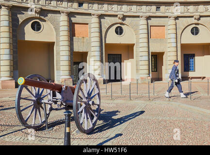 Soldat marcher en cour de Palais Royal (Kungliga Slottet) Gamla Stan, Stockholm, Suède, Scandinavie Banque D'Images
