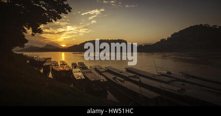 Bateaux lents, représenté à Luang Prabang, Laos. Banque D'Images