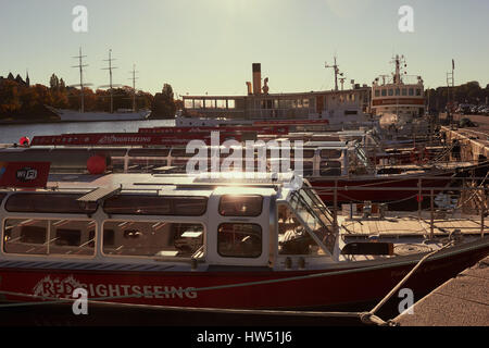 Tourisme bateaux amarrés sur les quais, Gamla Stan, Stockholm, Suède, Scandinavie Banque D'Images