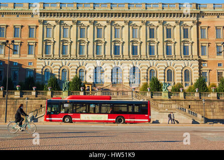 Et le cycliste de bus passant le Palais Royal (Kungliga Slottet) Gamla Stan, Stockholm, Suède, Scandinavie Banque D'Images