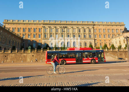 Et le cycliste de bus passant le Palais Royal (Kungliga Slottet) Gamla Stan, Stockholm, Suède, Scandinavie Banque D'Images