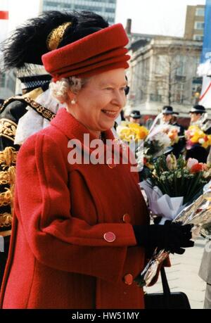 Sa Majesté la Reine Elizabeth II visite le 21 mars 1997 à Nottingham. La foule à l'extérieur de la Chambre du Conseil. Banque D'Images