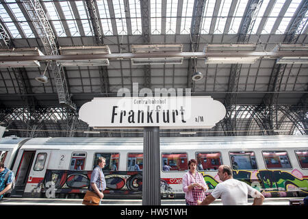 Frankfurt Hauptbahnhof (gare centrale de Francfort) est un des plus fréquentés dans les gares ferroviaires de l'Allemagne avec environ 350 000 passagers par jour, ce qui rend Banque D'Images
