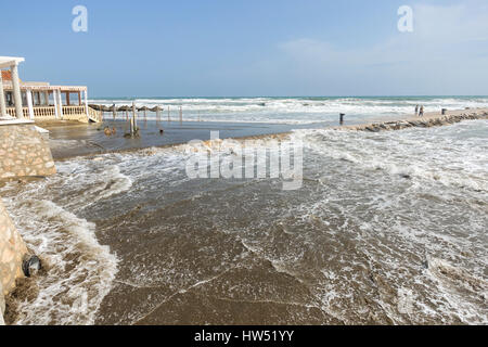 Hautes vagues. Le Code orange est donnée pour la marée et vent. L'état de la mer, météo, Fuengirola, Malaga, Andalousie. Espagne Banque D'Images