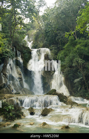 Les spectaculaires chutes de Kuang Si également connu sous le nom de Tat Kuang Si Cascades est une destination touristique populaire à Luang Prabang, Laos. Banque D'Images