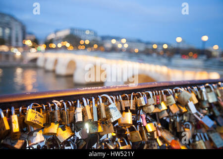 L'amour se bloque sur un pont de Paris, la ville de l'amour. C'est un cadenas qui est habituellement lock pour un pont pour symboliser l'amour de couples. L'usure des serrures Banque D'Images