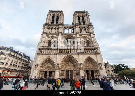 La Cathédrale Notre Dame également connu sous le nom de Notre Dame de Paris est une cathédrale catholique du quatrième arrondissement de Paris, France. L'église Notre-Dame j Banque D'Images
