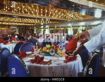 Bateau de croisière préparé à manger pour le repas du soir. Banque D'Images