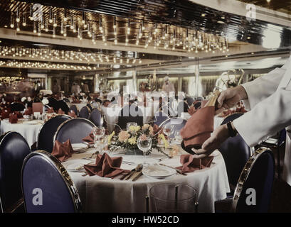 Bateau de croisière préparé à manger pour le repas du soir. Banque D'Images