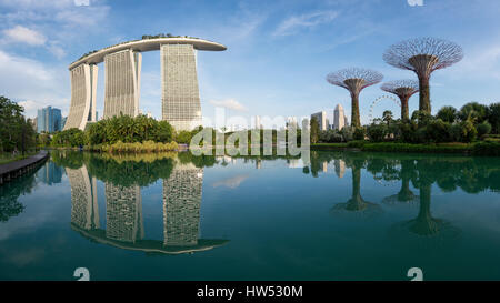 Marina Bay, Singapour - Feb 26, 2017 : Marina Bay Sand et Supertree de jardin par la baie de Marina Bay, à Singapour. Banque D'Images