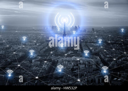 Paris smart city scape et connexion réseau sans fil de signal concept, ville d'affaires à internet. connexion internet. social business en ligne Banque D'Images