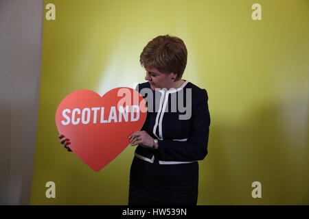 Premier ministre et leader du SNP Nicola Sturgeon visite un photo booth au cours de la Conférence du printemps à la SNP AECC à Aberdeen. Banque D'Images