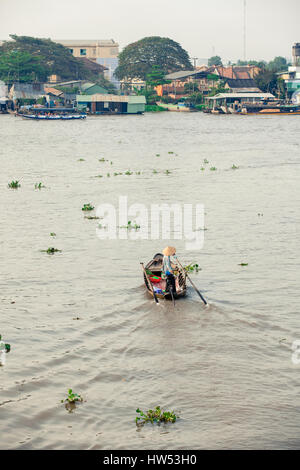 Can Tho, Vietnam - 2 avril : Femme en bateau flottant vers le bas Mékong à Can Tho, le marché flottant de Can Tho, Delta du Mékong, Vietnam Le 2 avril 2014. Banque D'Images