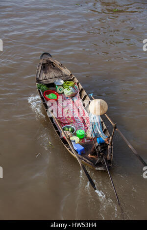 Can Tho, Vietnam - 2 avril : Femme en bateau flottant vers le bas Mékong à Can Tho, le marché flottant de Can Tho, Delta du Mékong, Vietnam Le 2 avril 2014. Banque D'Images