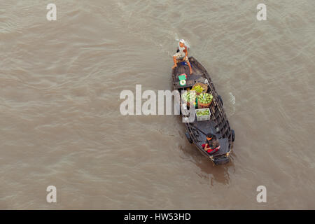 Can Tho, Vietnam - 2 avril : Woman and boy sur bateau flottant vers le bas Mékong à Can Tho, le marché flottant de Can Tho, Delta du Mékong, Vietnam. Banque D'Images