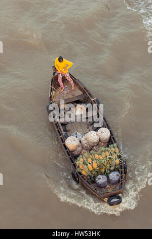 Can Tho, Vietnam - 2 avril : Femme en bateau flottant vers le bas Mékong à Can Tho, le marché flottant de Can Tho, Delta du Mékong, Vietnam Le 2 avril 2014. Banque D'Images