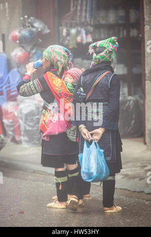 Sapa, Vietnam - Mai 6, 2014 : les femmes Hmong en vêtements traditionnels avec soda moderne sur le marché local dans le village de Sapa, SAPA, Vietnam du Nord Banque D'Images
