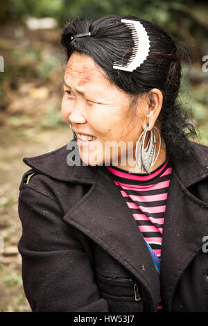Sapa, SAPA, Vietnam - 5 mai 2014 : le portrait de femme Hmong tribal assis sur la route le 05 mai 2014 dans la région de Sapa, Vietnam du Nord. Banque D'Images