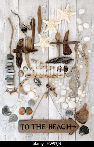 La plage rustique à signer avec les coquillages, perles, coeur, bois flotté, galets, bois décoratif et d'hippocampes sur mobile heart rock bois blanc en détresse Banque D'Images