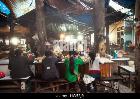 Sapa, Vietnam - Mai 06, 2014 : la population locale de manger à la grande table sur le marché de rue à Sapa, Vietnam. Banque D'Images