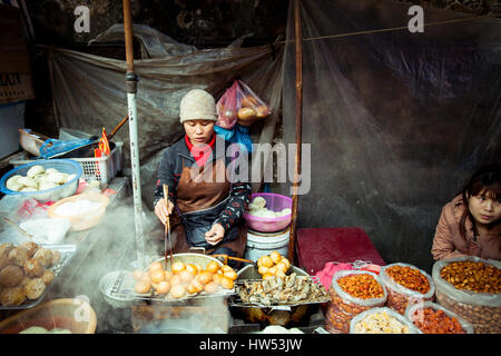 Sapa, SAPA, Vietnam - 6 mai 2014 : la cuisson des aliments sur le marché local, SAPA, Vietnam du Nord le 06 mai 2014. Banque D'Images