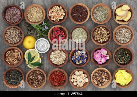 Tisane saine en sélection et des bols en bois avec tamis, thés également utilisé dans la médecine alternative. Banque D'Images