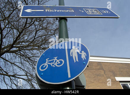 La signalisation routière montrant london network randonnée à vélo à Richmond avec distance et indiquant une route distincts pour les cyclistes et piétons Banque D'Images