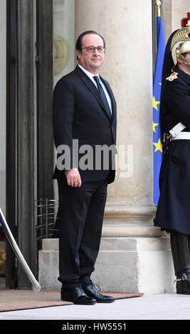 Le Président français François Hollande attend pour saluer le duc et la duchesse de Cambridge à l'Elysée lors d'une visite officielle à Paris, France. Banque D'Images