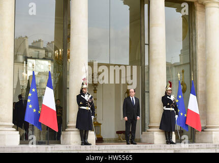 Le Président français François Hollande (centre) attend pour saluer le duc et la duchesse de Cambridge à l'Elysée pendant leur visite officielle à Paris, France. Banque D'Images