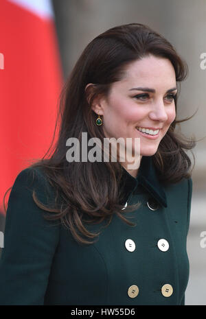 La duchesse de Cambridge s'écarte après avoir rencontré le président français François Hollande à l'Elysée lors d'une visite officielle à Paris, France. Banque D'Images