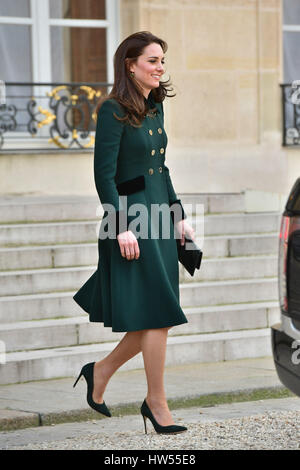 La duchesse de Cambridge s'écarte après avoir rencontré le président français François Hollande à l'Elysée, avec son mari le duc de Cambridge, au cours d'une visite officielle à Paris, France. Banque D'Images