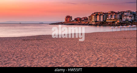 SOZOPOL, BULGARIE - 11 septembre 2013 : lever de soleil sur la plage de sable de ville en saison. Belle et beau temps sur les rives de la mer Noire. Banque D'Images