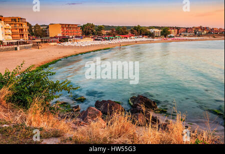 SOZOPOL, BULGARIE - 11 septembre 2013 : lever de soleil sur la plage de sable de ville en saison. Belle et beau temps sur les rives de la mer Noire. Banque D'Images