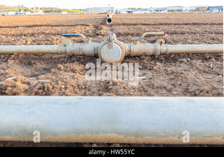 L'irrigation tuyaux métal connexions sur le champ ensemencé récemment. Libre Banque D'Images