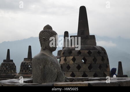 Borobudur est un 9ème siècle temple bouddhiste Mahayana à Magelang, Java central, l'Indonésie, ainsi que le plus grand temple bouddhiste. Banque D'Images