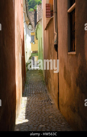 La chaîne Street (rue de la corde) est la plus étroite rue de la ville de Brasov, en Transylvanie, Roumanie Banque D'Images