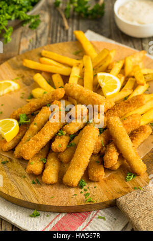 Bâtonnets de poisson frit avec des frites prêt à manger Banque D'Images