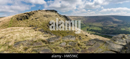 Roches sur Alderman's Hill au-dessus du réservoir de Pierre Colombe, Bellevue, Greater Manchester, Angleterre. Banque D'Images