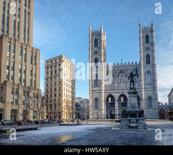 Basilique Notre-Dame de Montréal et la Place d'armes - Montréal, Québec, Canada Banque D'Images