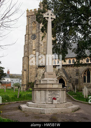 L'église paroissiale de St Giles et St Nicholas, Greenbottom, Devon avec War Memorial. Banque D'Images