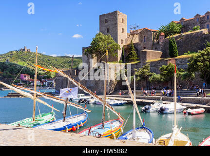 Le Château Royal avec vue sur les bateaux dans le petit port de Collioure, Côte Vermeille, France Banque D'Images