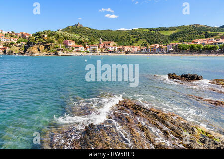 Plage de port d'Avall dominé par le Fort St Elme et le moulin, Collioure, Côte Vermeille, France Banque D'Images