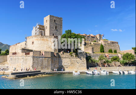 Le Château Royal avec vue sur les bateaux dans le petit port de Collioure, Côte Vermeille, France Banque D'Images