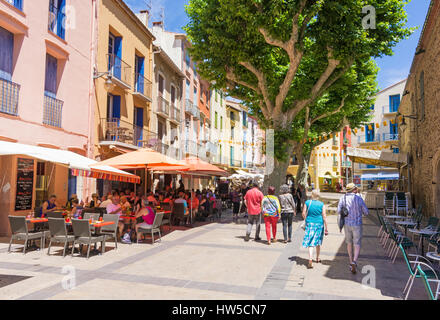 Le café et restaurant coloré bordé place de la vieille ville de Collioure, Côte Vermeille, France Banque D'Images