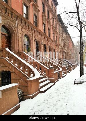 Appartements Brownstone dans une tempête de neige, la ville de New York, l'Amérique, USA Banque D'Images