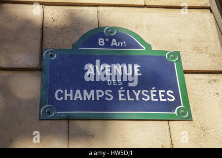 Paris, France - Champs Elysees street sign. L'une des rues les plus célèbres au monde. Banque D'Images