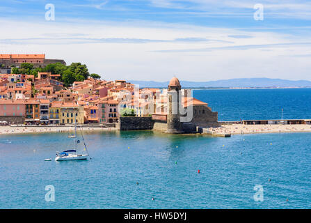 La vieille ville historique et clocher de Notre Dame des Anges et la location dans la baie, Collioure, Côte Vermeille, France Banque D'Images