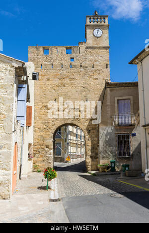 La porte de l'horloge, arch médiévale entrée dans la vieille ville de Sauvian, Béziers, Hérault, Occitanie, France Banque D'Images